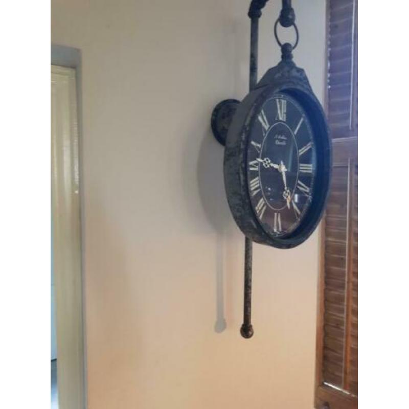 metalen wandklok