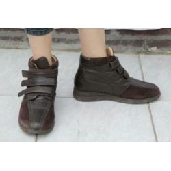 Mooie bruine leren schoenen. Klitterband. mt 40