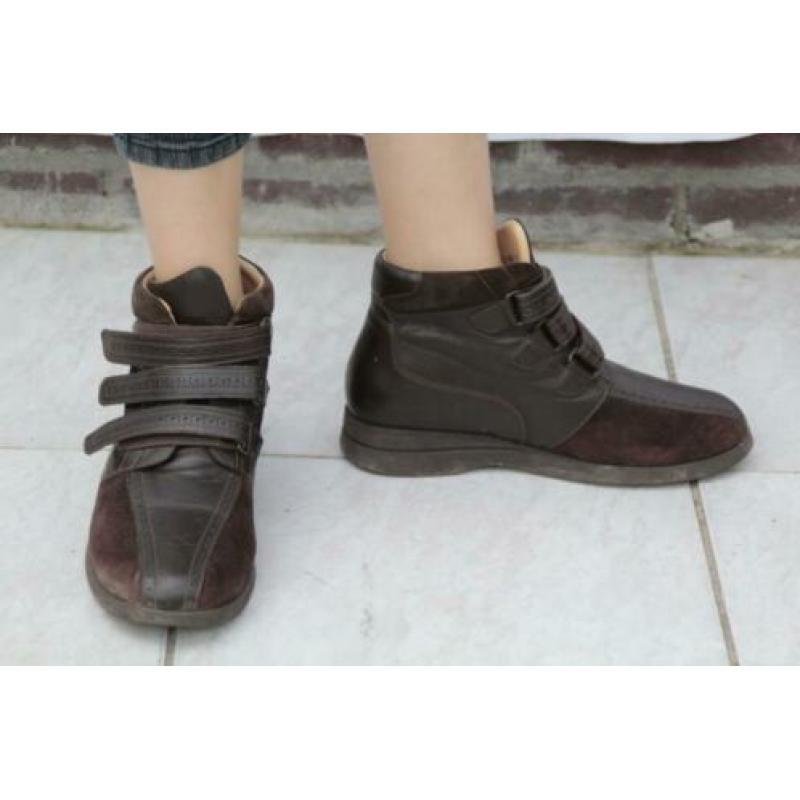 Mooie bruine leren schoenen. Klitterband. mt 40