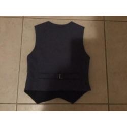Blouse, gilletje en strikje.