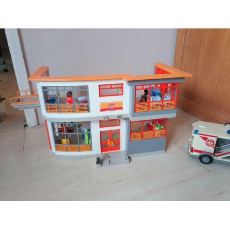 Playmobil ziekenhuis met toebehoren.