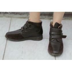 Mooie bruine leren schoenen. Klitterband. mt 40