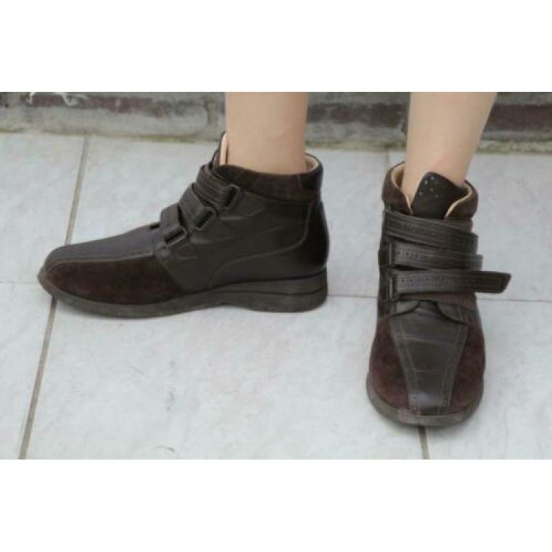 Mooie bruine leren schoenen. Klitterband. mt 40
