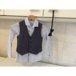 Blouse, gilletje en strikje.