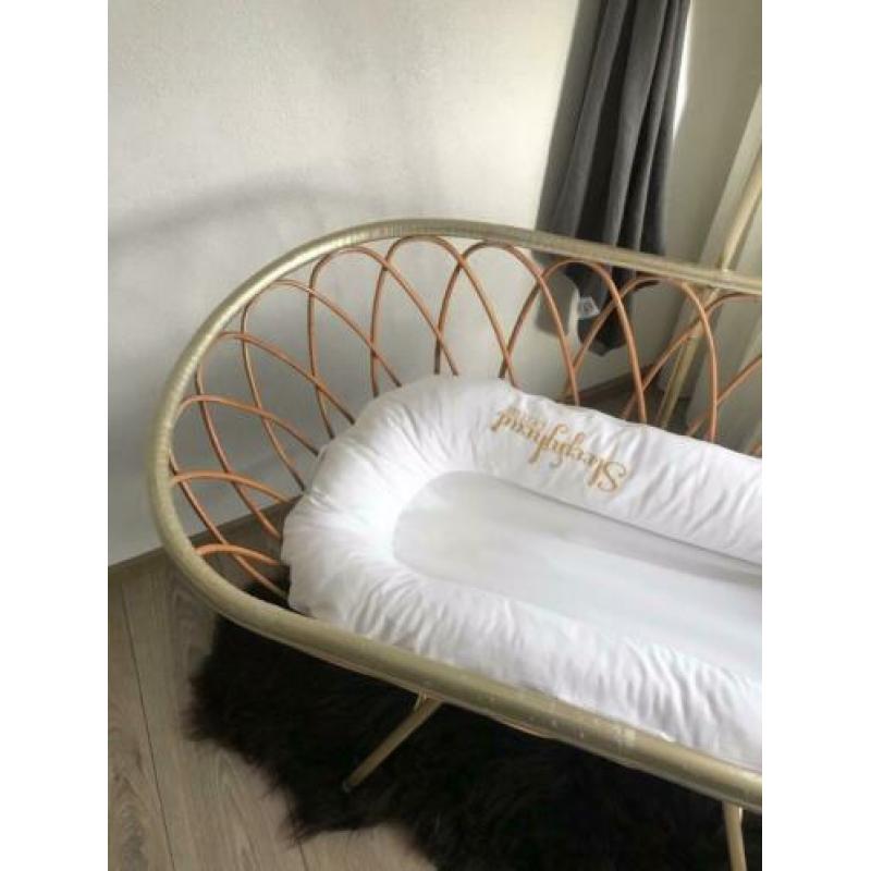 Vintage rotan/ goud wiegje