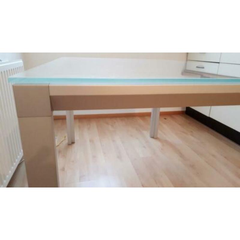 Matglazen eettafel, aluminium onderstel
