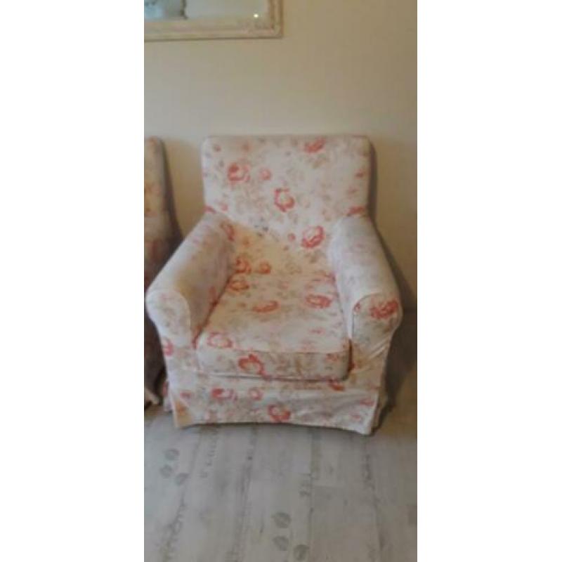 2 stoelen met bloemmotief