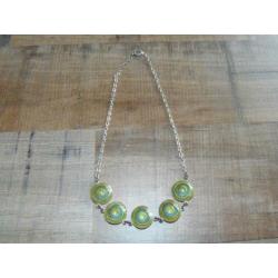 Zilverkleurige ketting met groen emaille