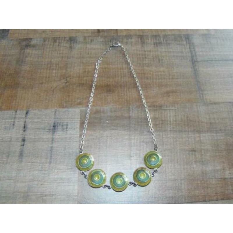 Zilverkleurige ketting met groen emaille