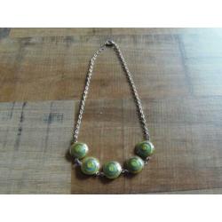 Zilverkleurige ketting met groen emaille