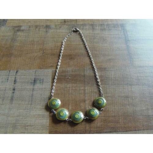 Zilverkleurige ketting met groen emaille