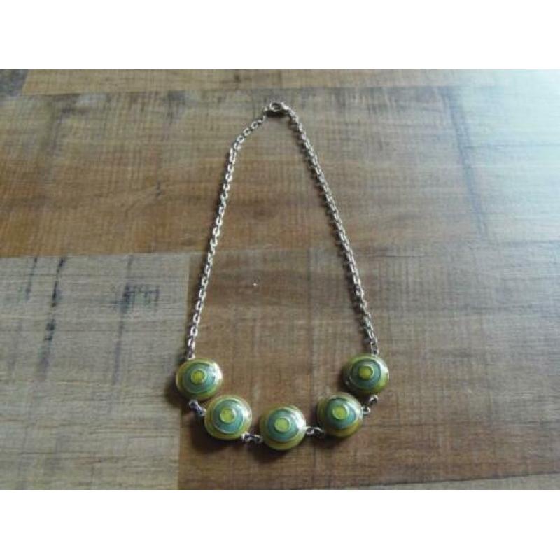 Zilverkleurige ketting met groen emaille