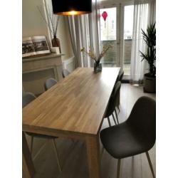 Fraaie eetkamerset (tafel en 6 stoelen)