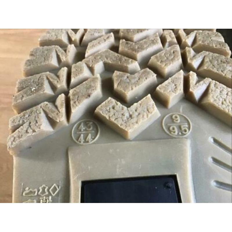 2 paar sneeuwschoenen ( mt. 39/40 en 43/44)