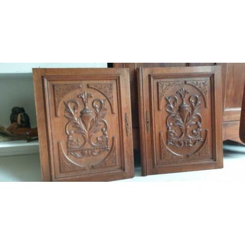2x Frans eiken houten deurtjes met mooie versiering