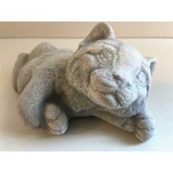 Katten sculptuur, liggende kat, vol steen