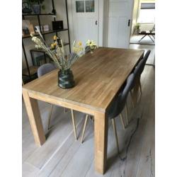 Fraaie eetkamerset (tafel en 6 stoelen)