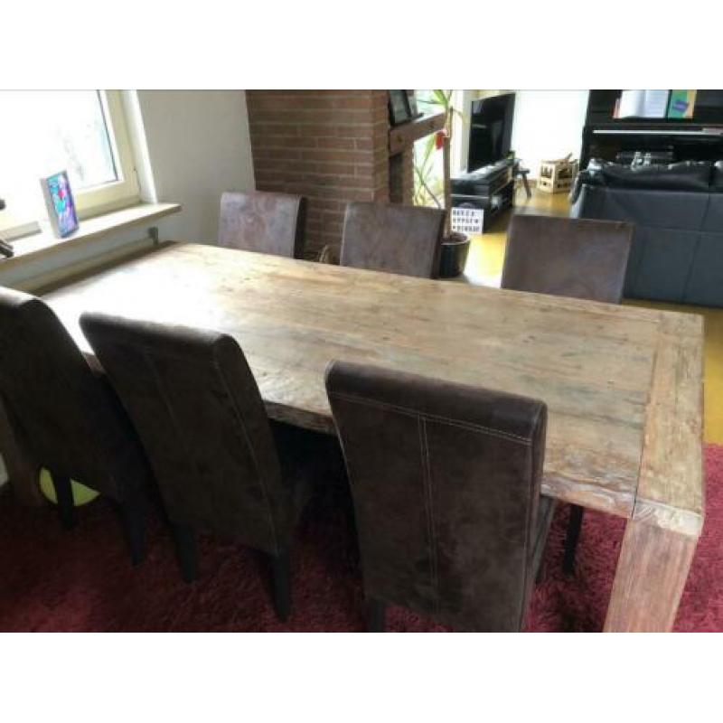 Eettafel met stoelen