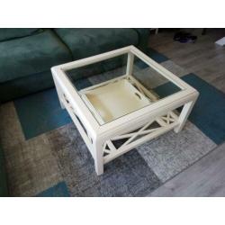 Mooie witte salontafel. Glas en hout