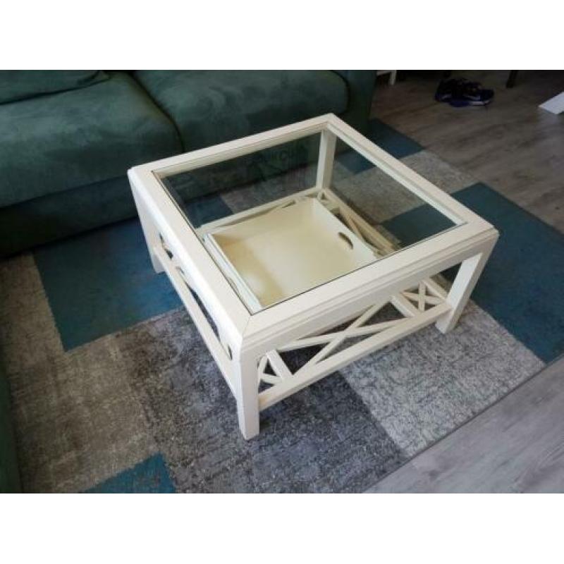 Mooie witte salontafel. Glas en hout