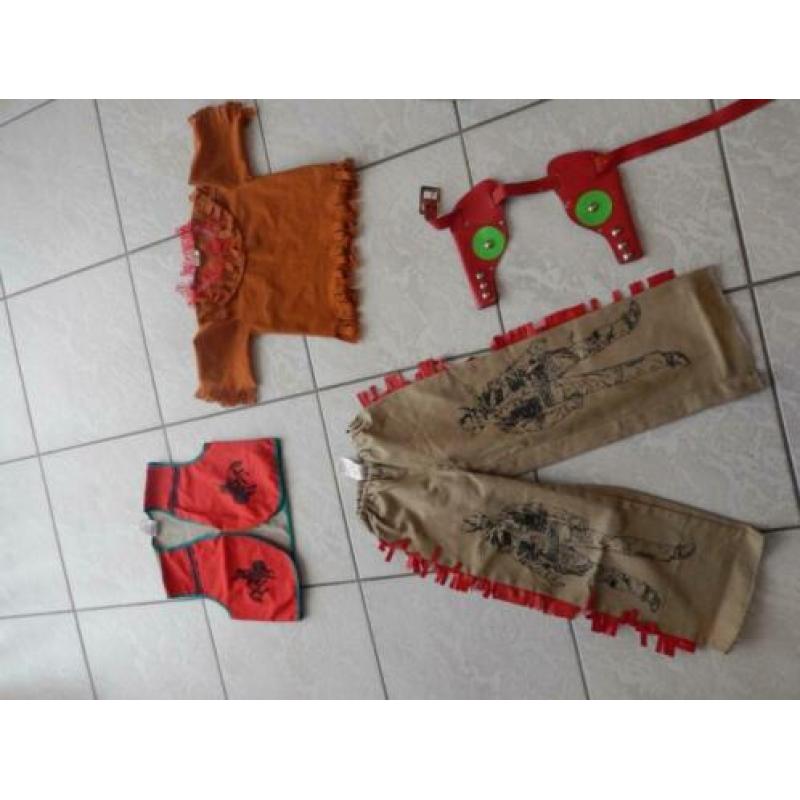 Verschillende verkleedklerem. Cowboy indiaan
