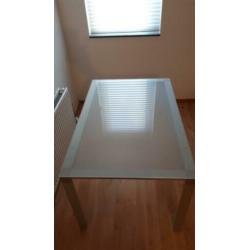 Matglazen eettafel, aluminium onderstel