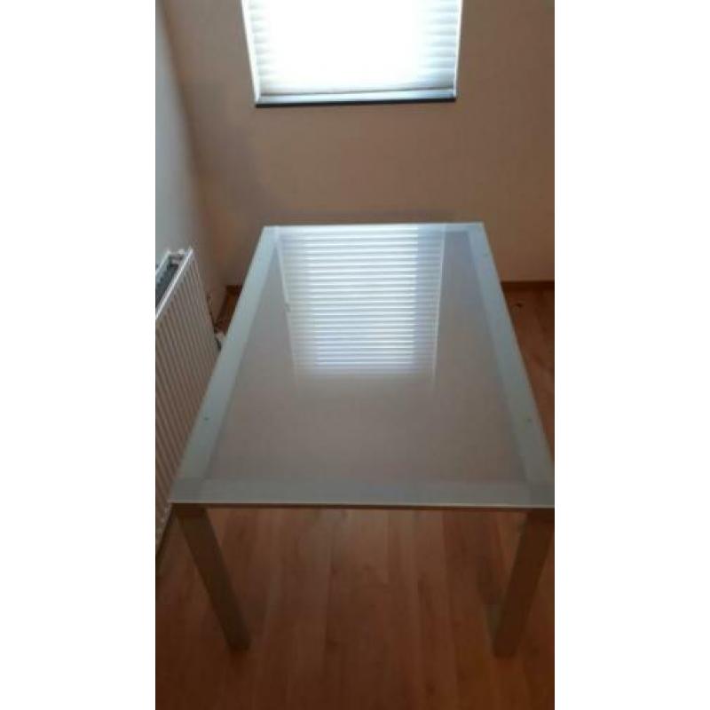 Matglazen eettafel, aluminium onderstel