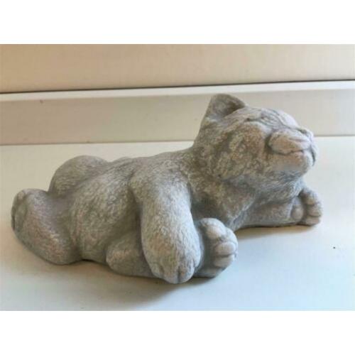Katten sculptuur, liggende kat, vol steen