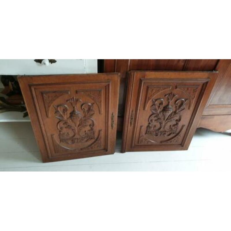 2x Frans eiken houten deurtjes met mooie versiering