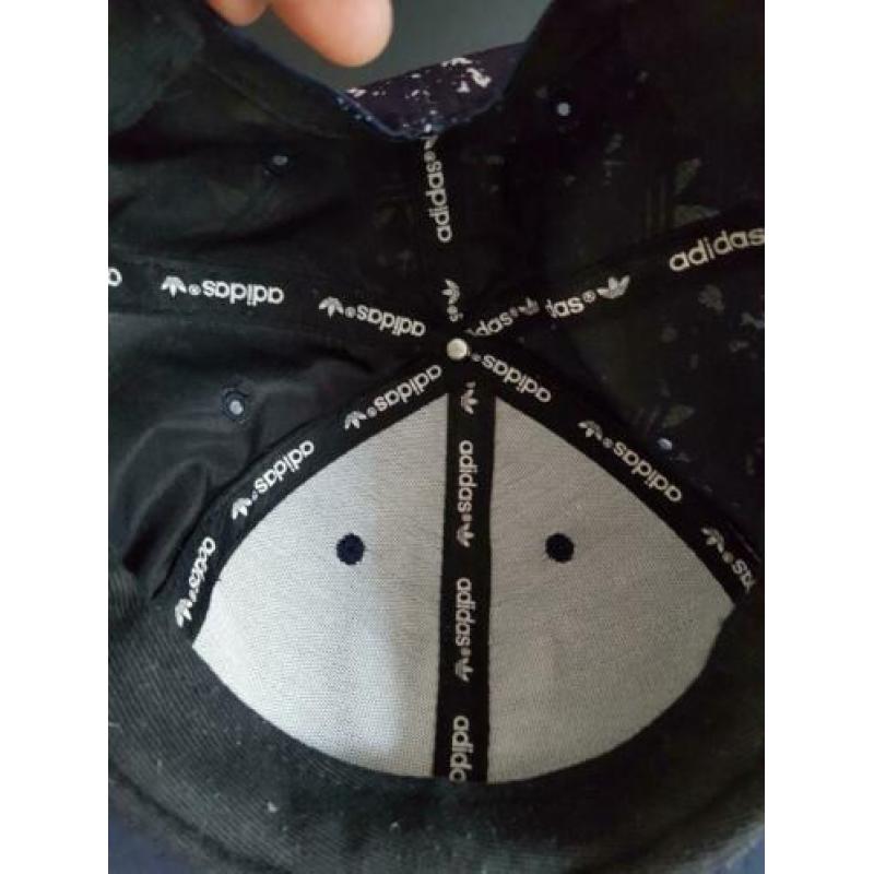 2 Adidas petten