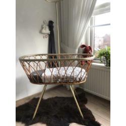 Vintage rotan/ goud wiegje