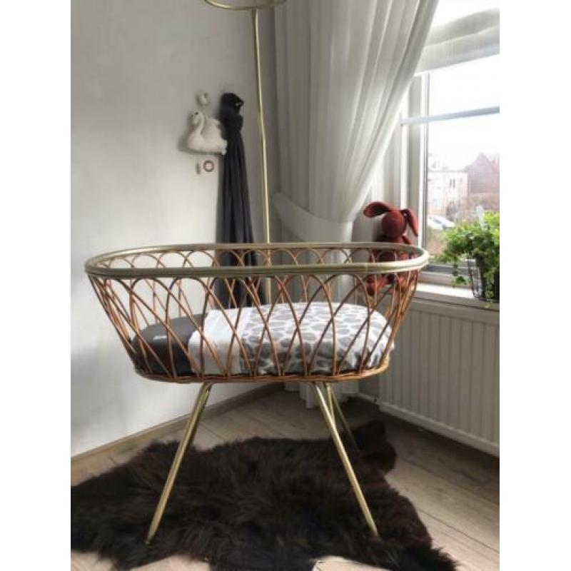 Vintage rotan/ goud wiegje
