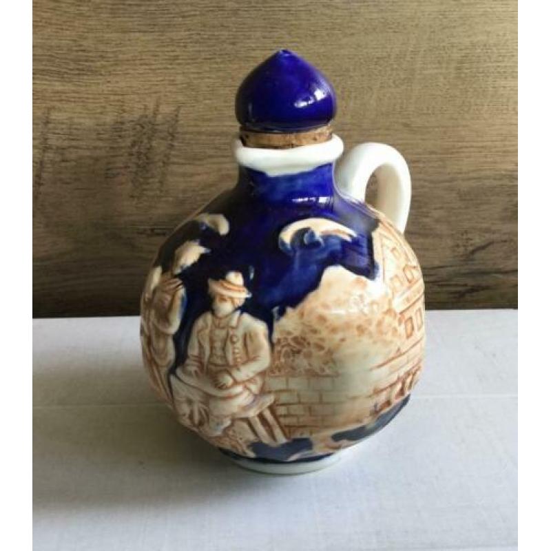 Vintage kruikje met dop van kurk met afb. mensen,H. 10 cm