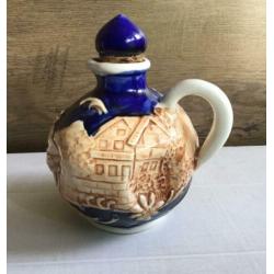 Vintage kruikje met dop van kurk met afb. mensen,H. 10 cm