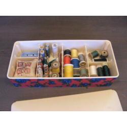Prachtige Vintage Retro en nog gevulde Naaibox