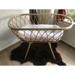 Vintage rotan/ goud wiegje
