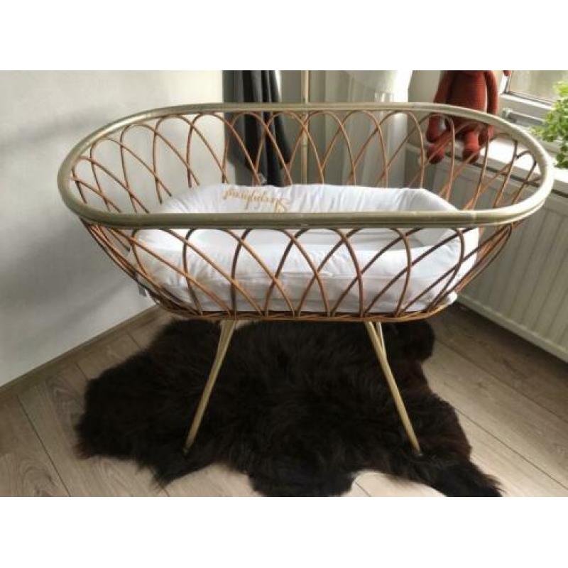 Vintage rotan/ goud wiegje