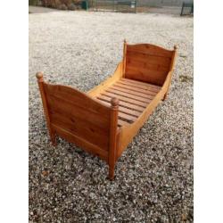 631, antiek grenen kinderbed te koop ,90 x 190 cm matrasmaat