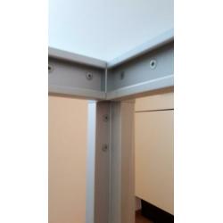 Matglazen eettafel, aluminium onderstel