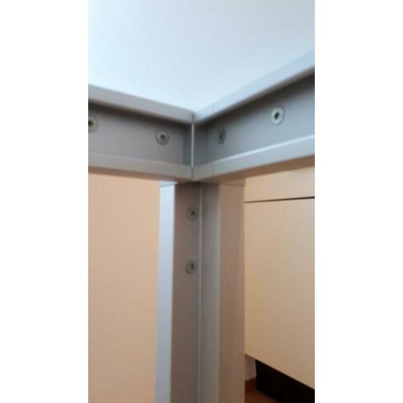 Matglazen eettafel, aluminium onderstel
