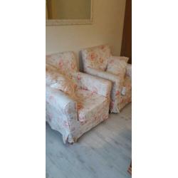 2 stoelen met bloemmotief