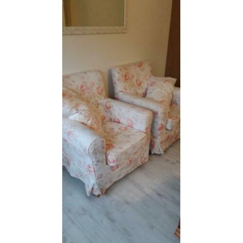 2 stoelen met bloemmotief