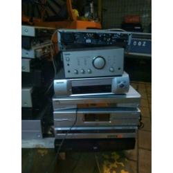 Pallet met audio apparatuur