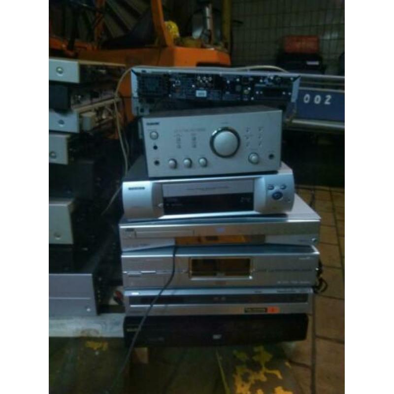Pallet met audio apparatuur