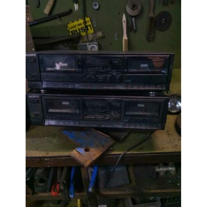 Pallet met audio apparatuur