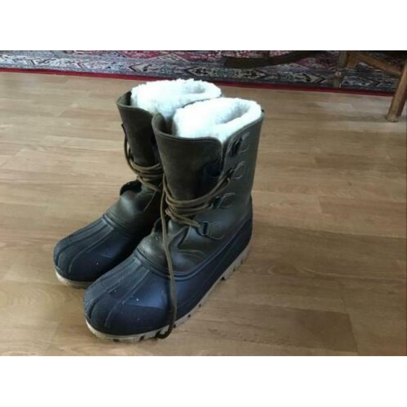 2 paar sneeuwschoenen ( mt. 39/40 en 43/44)