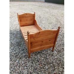 631, antiek grenen kinderbed te koop ,90 x 190 cm matrasmaat