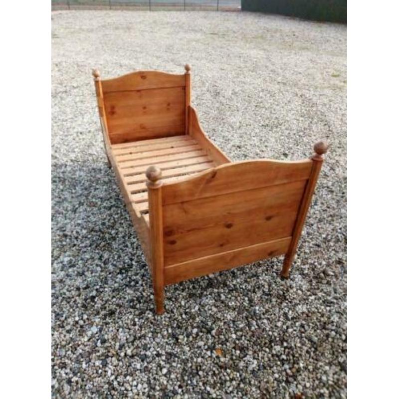 631, antiek grenen kinderbed te koop ,90 x 190 cm matrasmaat
