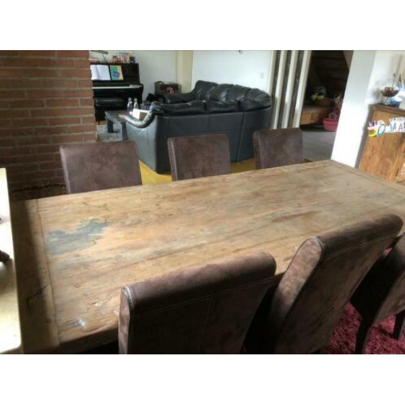 Eettafel met stoelen