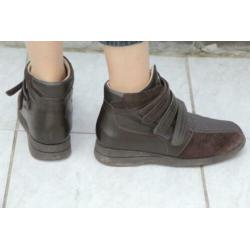 Mooie bruine leren schoenen. Klitterband. mt 40
